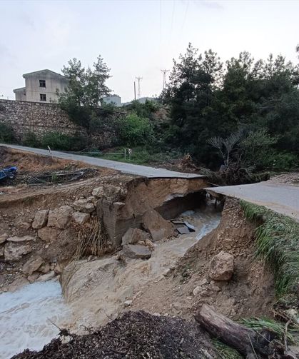 Mersin'de sağanak nedeniyle mahalle yolunda çökme yaşandı
