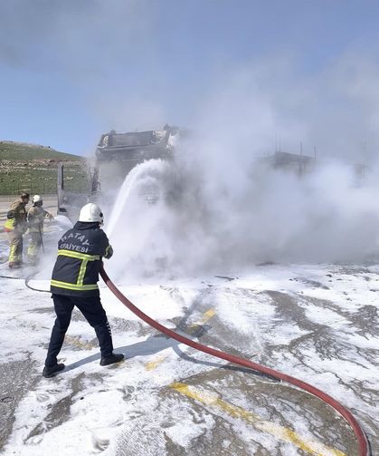 Park Halindeki Tır Alevlere Teslim Oldu
