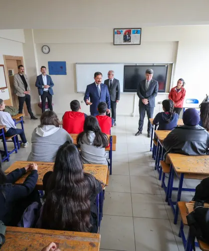 Hatay Valisi'nden Okullara Peş Peşe Ziyaret