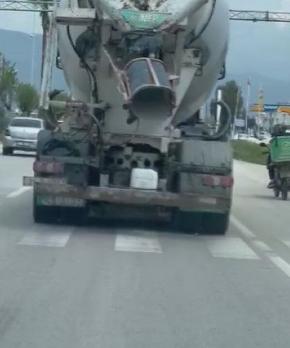 Hatay'da Yola Beton Döke Döke İlerleyen Beton Mikserine Ceza