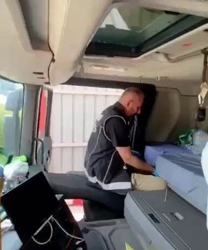 Hatay’da Tırın Gizli Bölmesinden Milyonluk Uyuşturucu Çıktı !