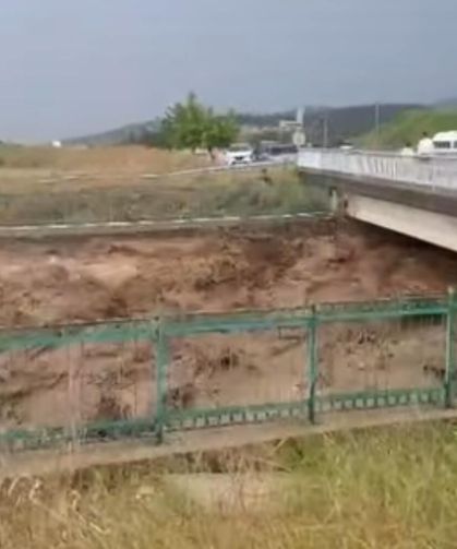 Hassa'da Korkutan Görüntü! Akbez Çayı Taşma Noktasına Geldi