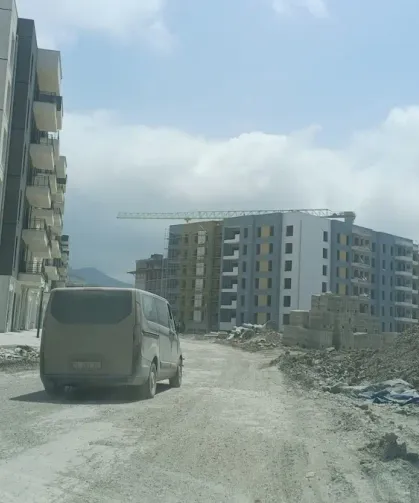 İnsanlık Mars’a Üs Kuruyor, Defne'nin Ay Sokağında Araçlar Çöküyor!