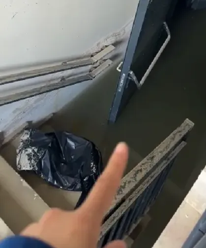 Defne'de TOKİ Konutu Lağım İçinde Kaldı: Kimse Sesimizi Duymuyor!