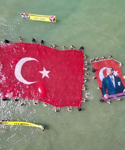 Hatay'da denizde 138 metrekarelik Türk bayrağı açıldı