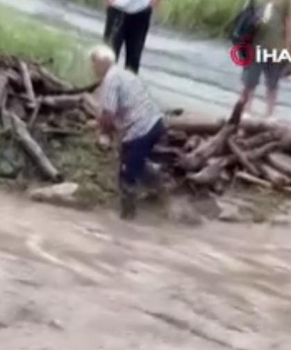 Hatay’da Akılalmaz Risk: Taşan Dereye Odun Toplamak İçin Girdi