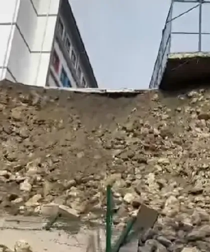 Orhanlı TOKİ İlkokulu’nda İstinat Duvarı Çöktü: Veliler Zeminden Endişeli!