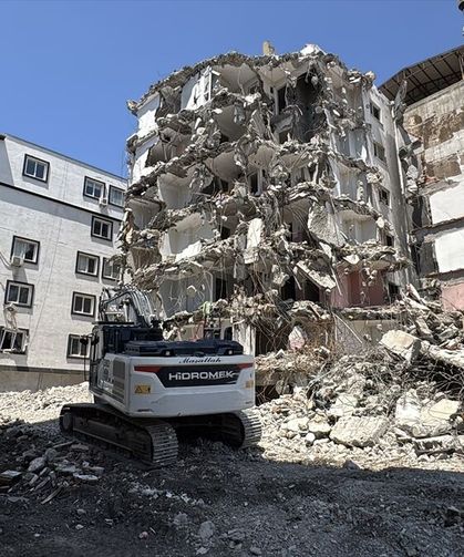 İskenderun'da Ağır Hasarlı Bina Yıkıldı: Diğer Binalar Zarar Gördü!