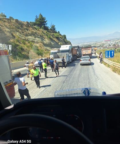 Narlıca Yolunda Korkutan Kaza: TIR ile Hafif Ticari Araç Çarpıştı