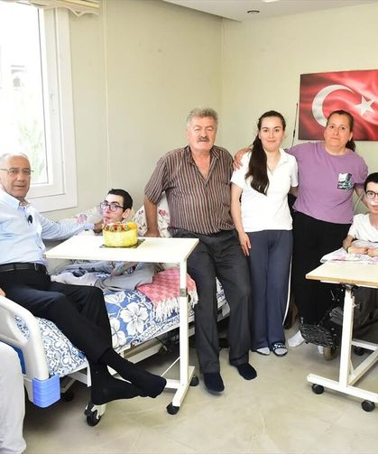 Hatay'da DMD hastası Ali Bağdadi'nin 26. yaş günü kutlandı
