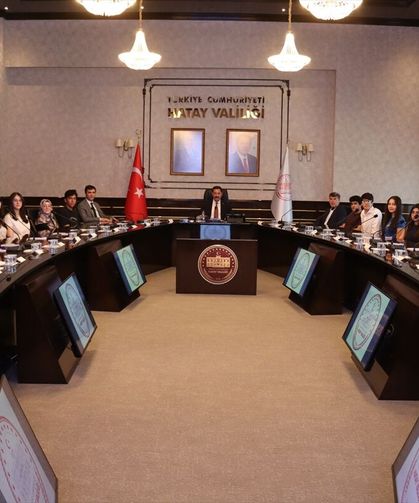 Hatay Valisi Mustafa Masatlı'dan LGS ve YKS'de Başarı Gösteren Öğrencilere Plaket