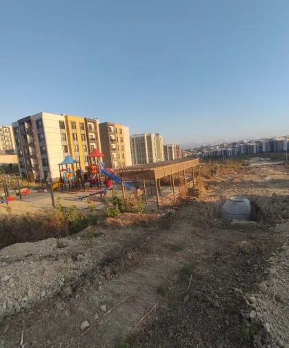 Dikmece TOKİ'de Çocuklar Lağım Suyunda Oynuyor, Tepkiler Çığ Gibi!