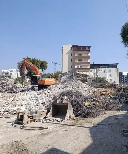 Defne’de Yıkılan Binanın Enkazı Yerinde Ayrıştırılıyor: Vatandaş Şikayetçi!
