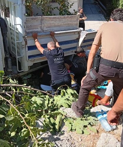 Hatay'da Bahçeye Devrilen Kamyonetin Altında Kalan Kadın Öldü