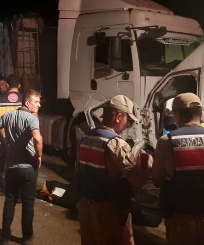 Hatay'da Can Pazarı, Servis Minibüsü İle Tır Çarpıştı: 1 öldü, 14 Yaralı