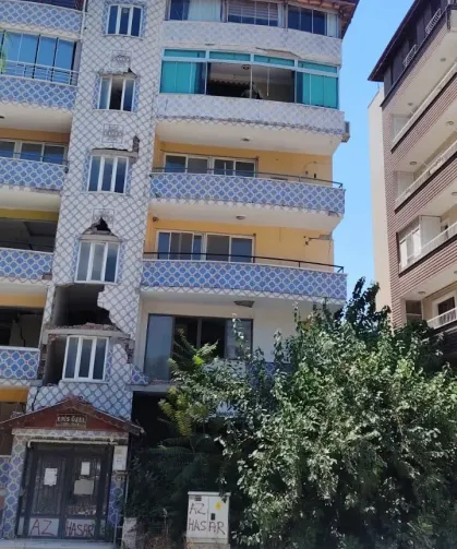 Defne'de Gergin Anlar: Kendini Binaya Kilitledi, Bıçağı Boğazına Dayadı!