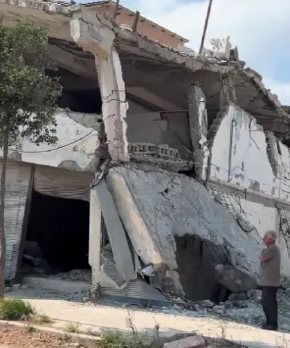 Antakya’nın Merkezinde Büyük Tehlike: Esnaf Hasarlı Binada Faaliyetini Sürdürüyor