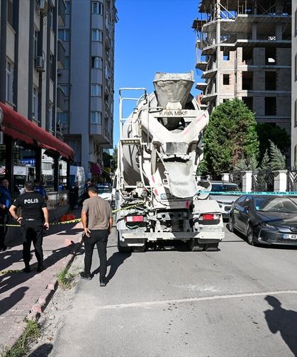 Adana'da beton mikserinin çarptığı kişi hayatını kaybetti