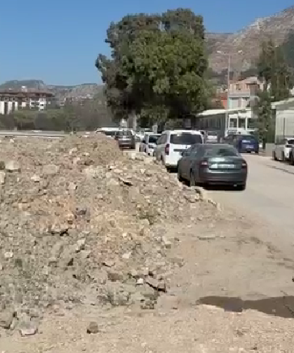 Defne Sümerler’de Moloz Tepkisi: Trafik ve Park Sorunu Büyüyor
