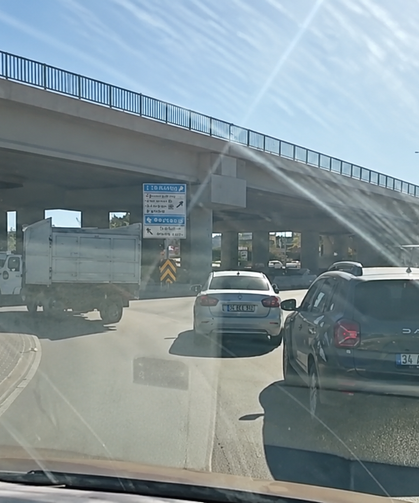 Okullar Açıldı, Trafik Kilitlendi: Servis Şoförlerinden Honda Kavşağı Çağrısı!