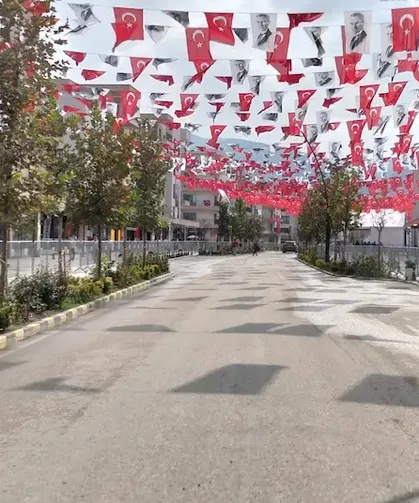 Hatay’ın Caddeleri Bayraklarla Donatıldı