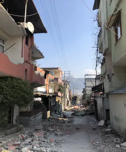 Antakya’da 35 Vatandaşın Ev Çığlığı: “Yıllarımızın Birikimi Gitti, Sesimizi Duyun!”