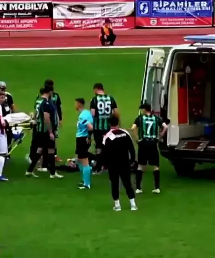 Futbol Sahasında Kalp Krizi! 35 Yaşındaki Oyuncu Acil Anjiyoya Alındı