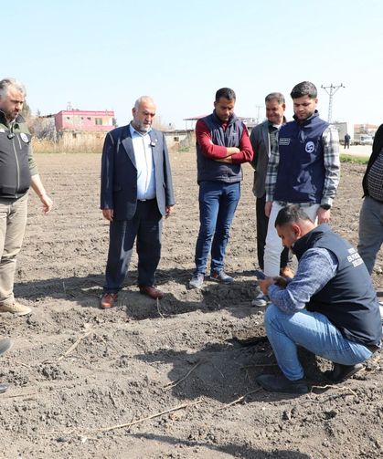 Hatay’da Çiftçilere Ücretsiz Toprak Analizi ve Büyükbaş Tırnak Bakımı!