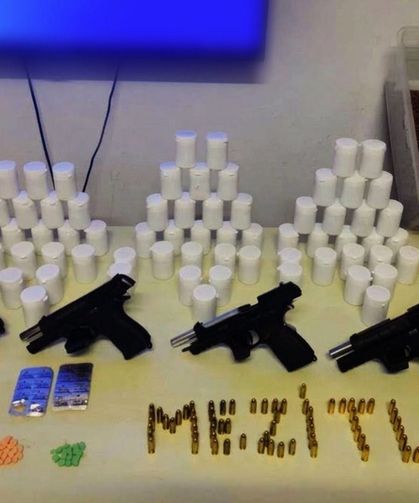 Mersin'de uyuşturucu ve ruhsatsız silah operasyonunda yakalanan 3 zanlıdan 1'i tutuklandı