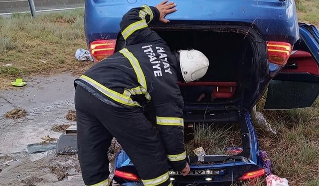 Şarampole Devrilen Otomobildeki 3 Kişi Yaralandı