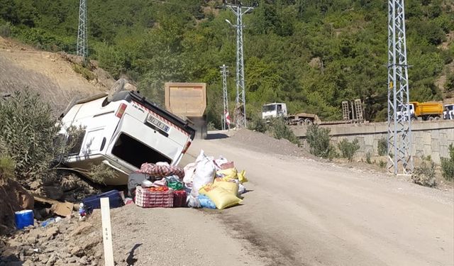 Devrilen minibüsteki 6 kişi yaralandı