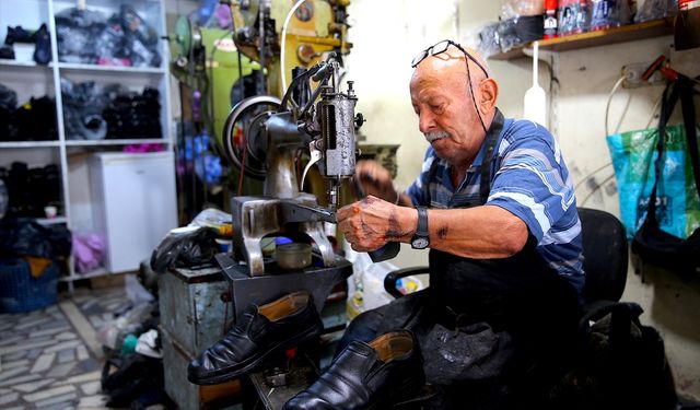 Hatay'da 76 yaşındaki Selim usta 60 yıldır aynı dükkanda ayakkabı tamir ediyor