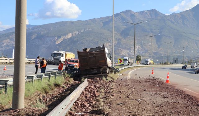 Hatay'da bariyere çarpan tırın sürücüsü yaralandı