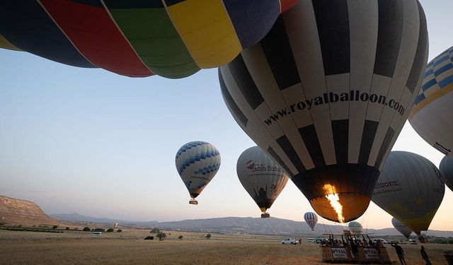 Kapadokya'da balon turları rüzgar nedeniyle hafta sonuna kadar ertelendi