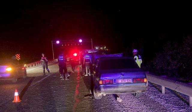 Mersin'de araç lastiği değiştirenlere otomobilin çarpması sonucu 2 kişi öldü