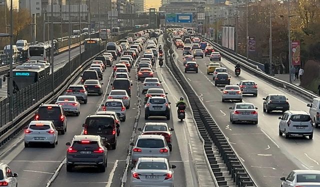 İstanbul'da haftanın ilk iş gününde trafik yoğunluğu yaşanıyor