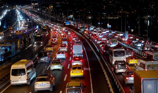 İstanbul'da trafik yoğunluğu yağışın da etkisiyle yüzde 90'a dayandı