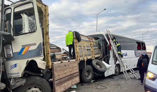 Konya'da yolcu otobüsünün karıştığı trafik kazasında 3 kişi öldü, 33 kişi yaralandı