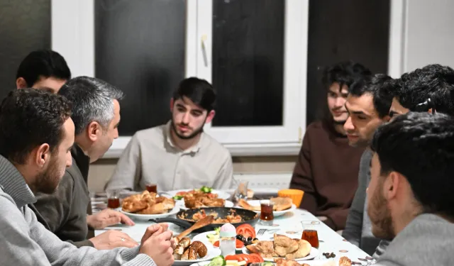 Bursa'da Başkan Yılmaz, sahuru gençlerle yaptı