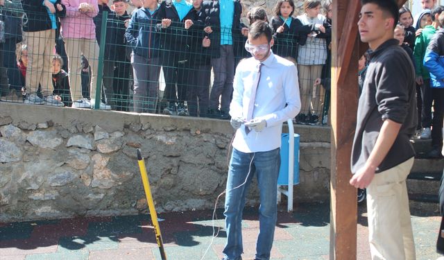 Saimbeyli'de öğrencilere roketlerin çalışma sistemi anlatıldı