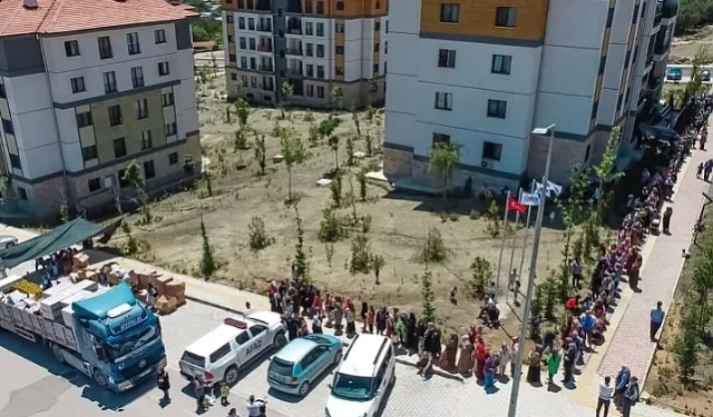 Antakya'da AFAD Yardım Kuyruğu Tepki Topladı