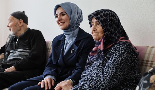Bakan Göktaş, 70 yıldır evli olan Yılmaz çiftini ziyaret etti
