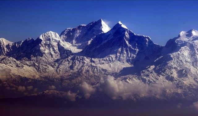 Everest'teki şiddetli rüzgarlar zirve tırmanışlarını olumsuz etkiledi