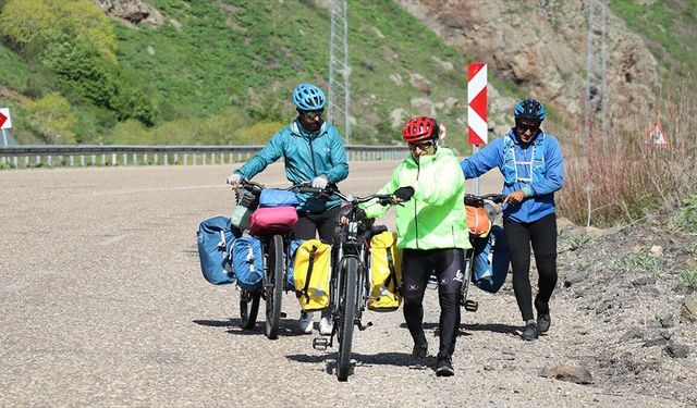 İranlı bisiklet tutkunlarının Karadeniz'i görmek için sınırları aşan macerası