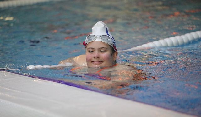 Lösemiyi yenen down sendromlu şampiyon yüzücü Masal'ın hayali milli formayı giymek
