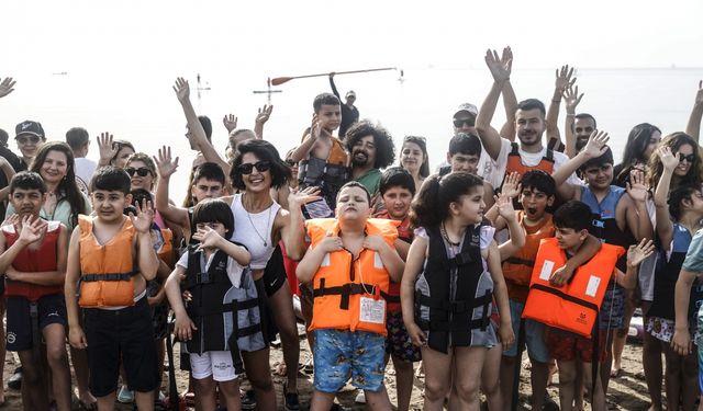 Mersin'de özel gereksinimli çocuklar kürek sörfüyle tanıştı