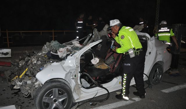 Mersin'de tıra çarpan otomobildeki 2 kişi öldü