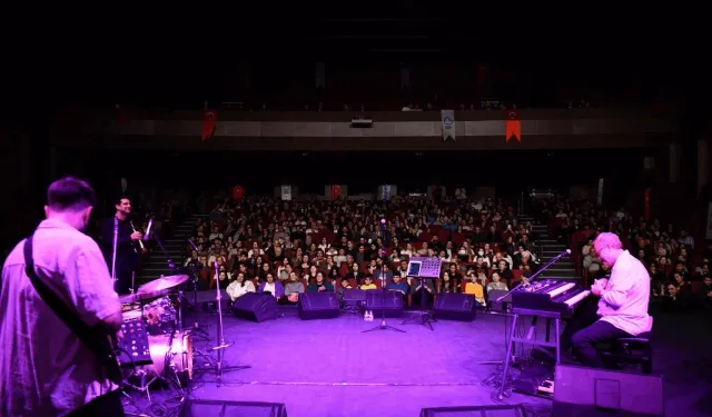 Sanatseverlerden caz konserine tam not