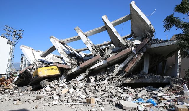 Hatay'da Yıkım Anında Çökme: Operatör Hastaneye Kaldırıldı