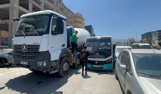 Hatay'da iki aracın arasında sıkışan motosikletin sürücüsü yaralandı